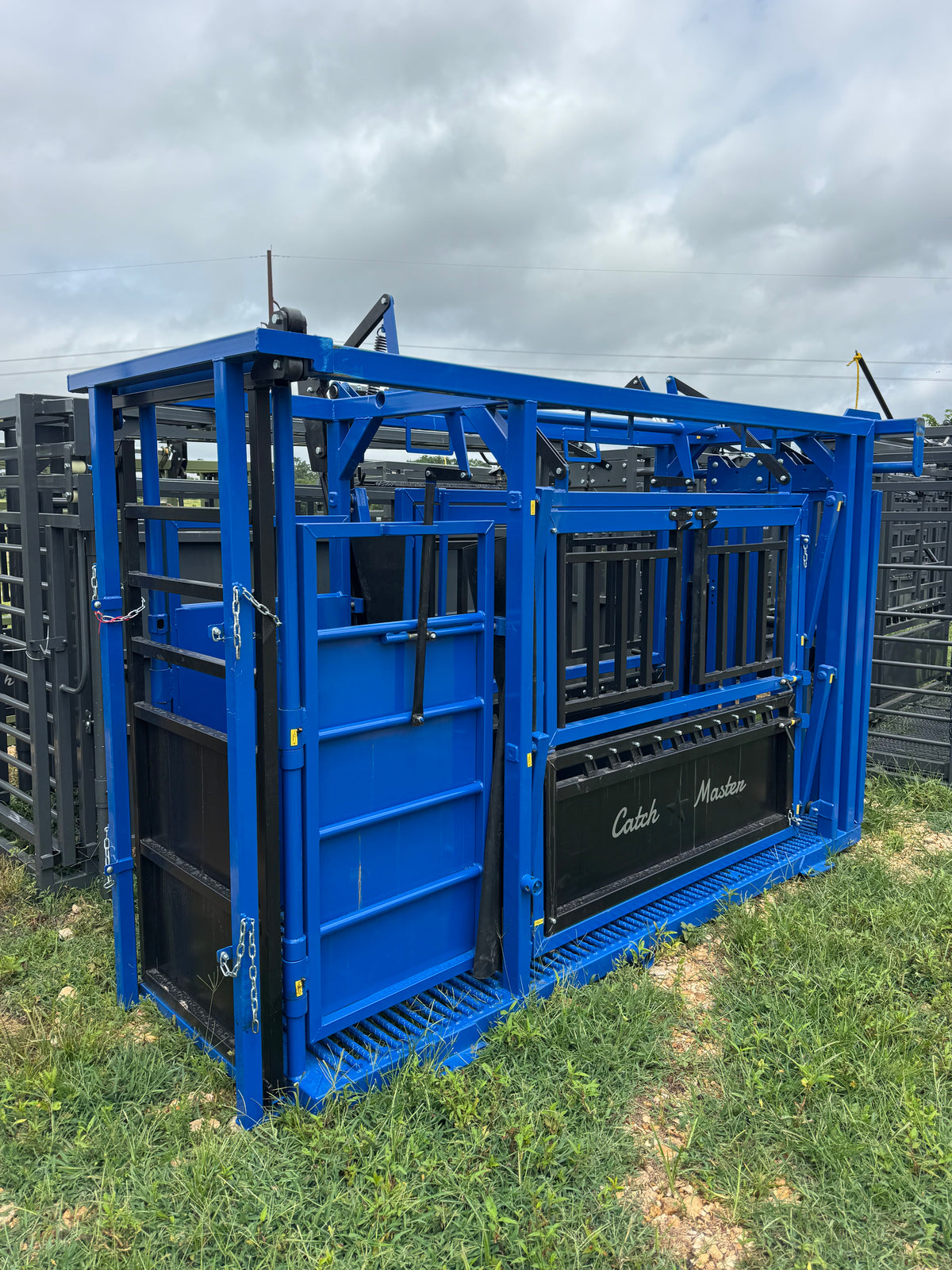 CatchMaster - M2150 Manual Squeeze Chute (Rebar Floor)