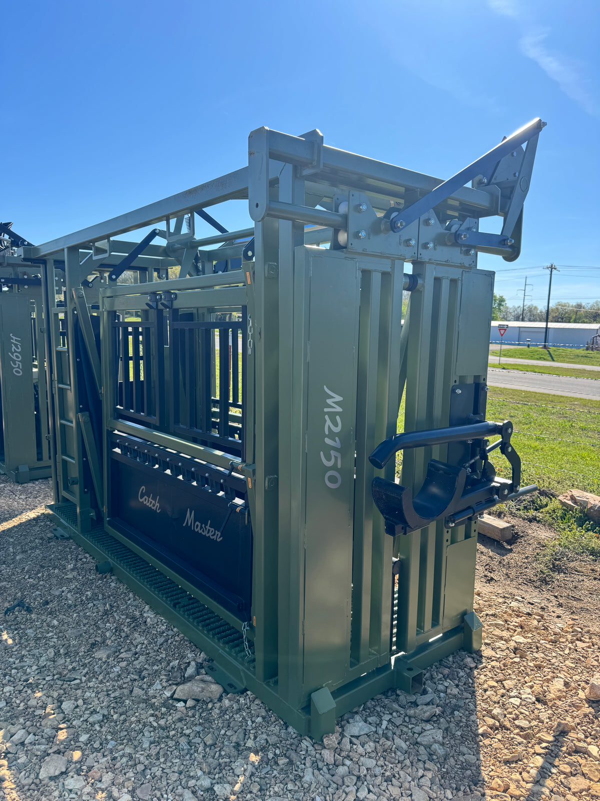 CatchMaster - M2150 Manual Squeeze Chute (Rebar Floor)