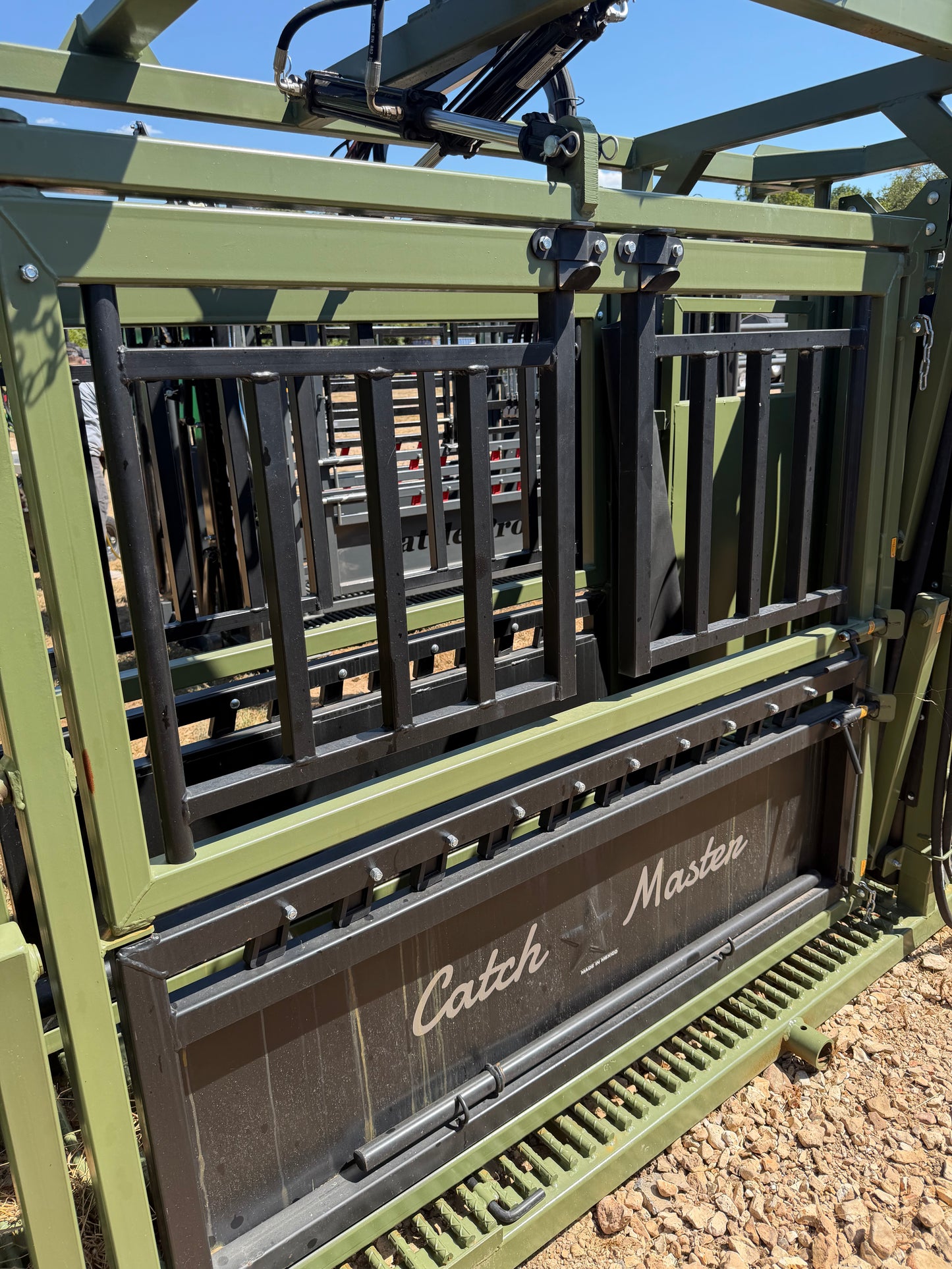 CatchMaster Hydraulic Squeeze Chute