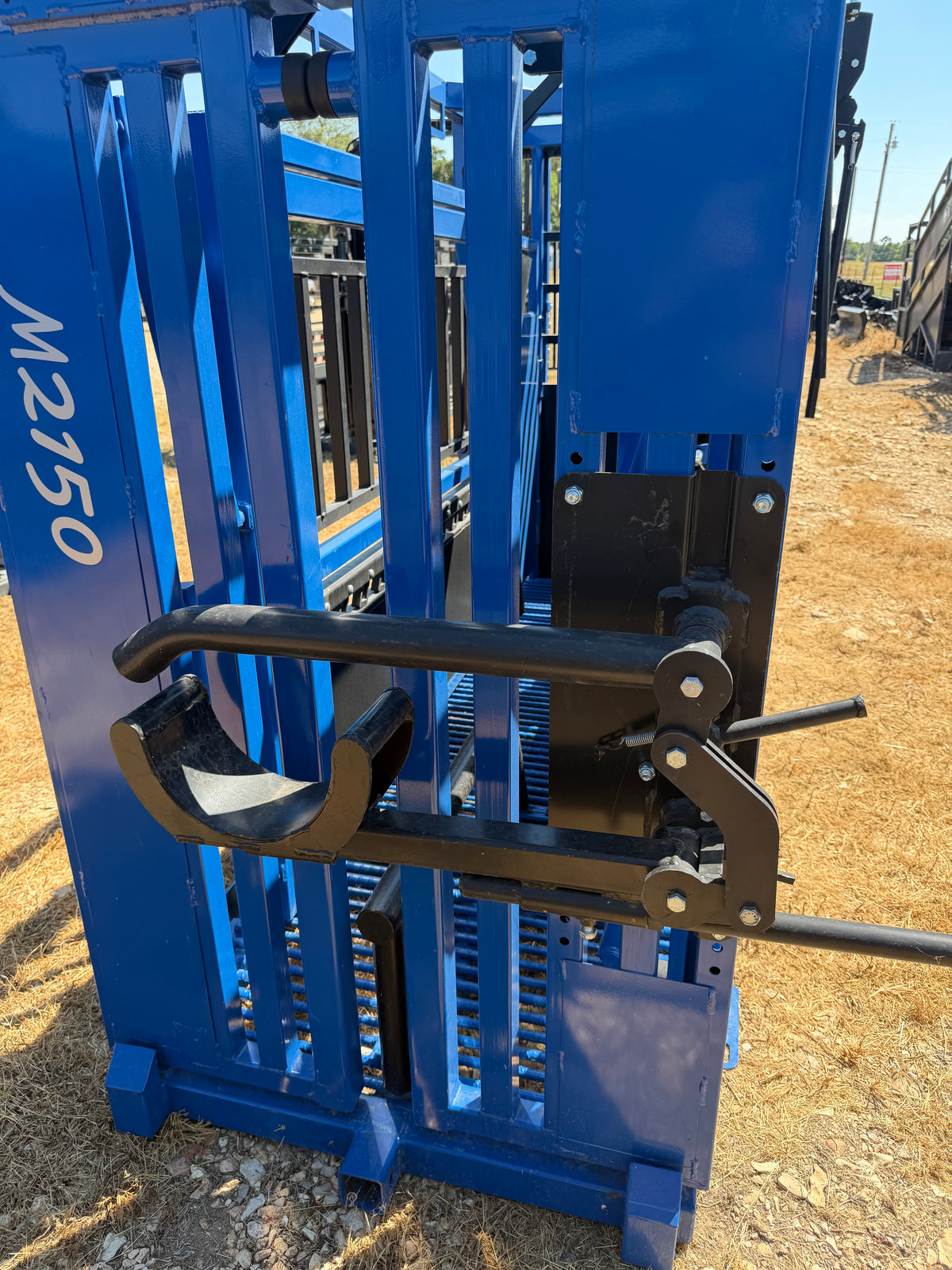 CatchMaster - M2150 Manual Squeeze Chute (Rebar Floor)