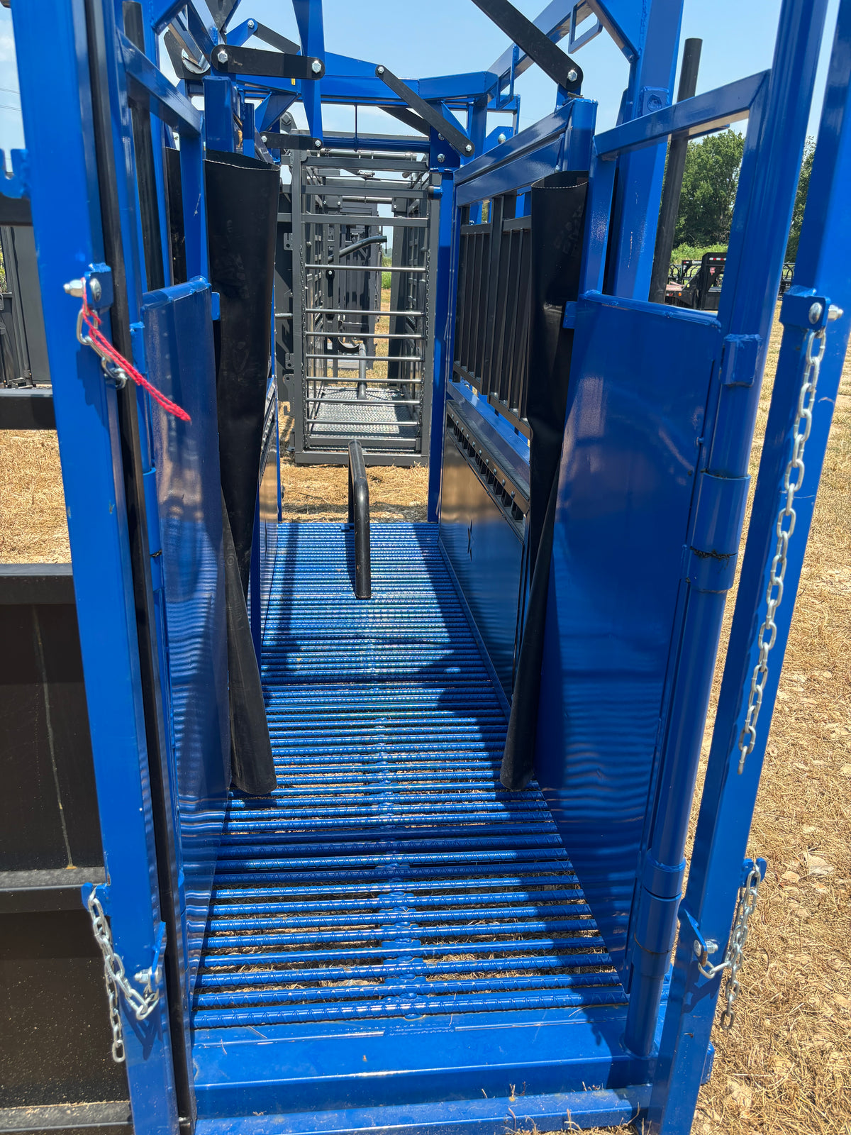 CatchMaster - M2150 Manual Squeeze Chute (Rebar Floor)