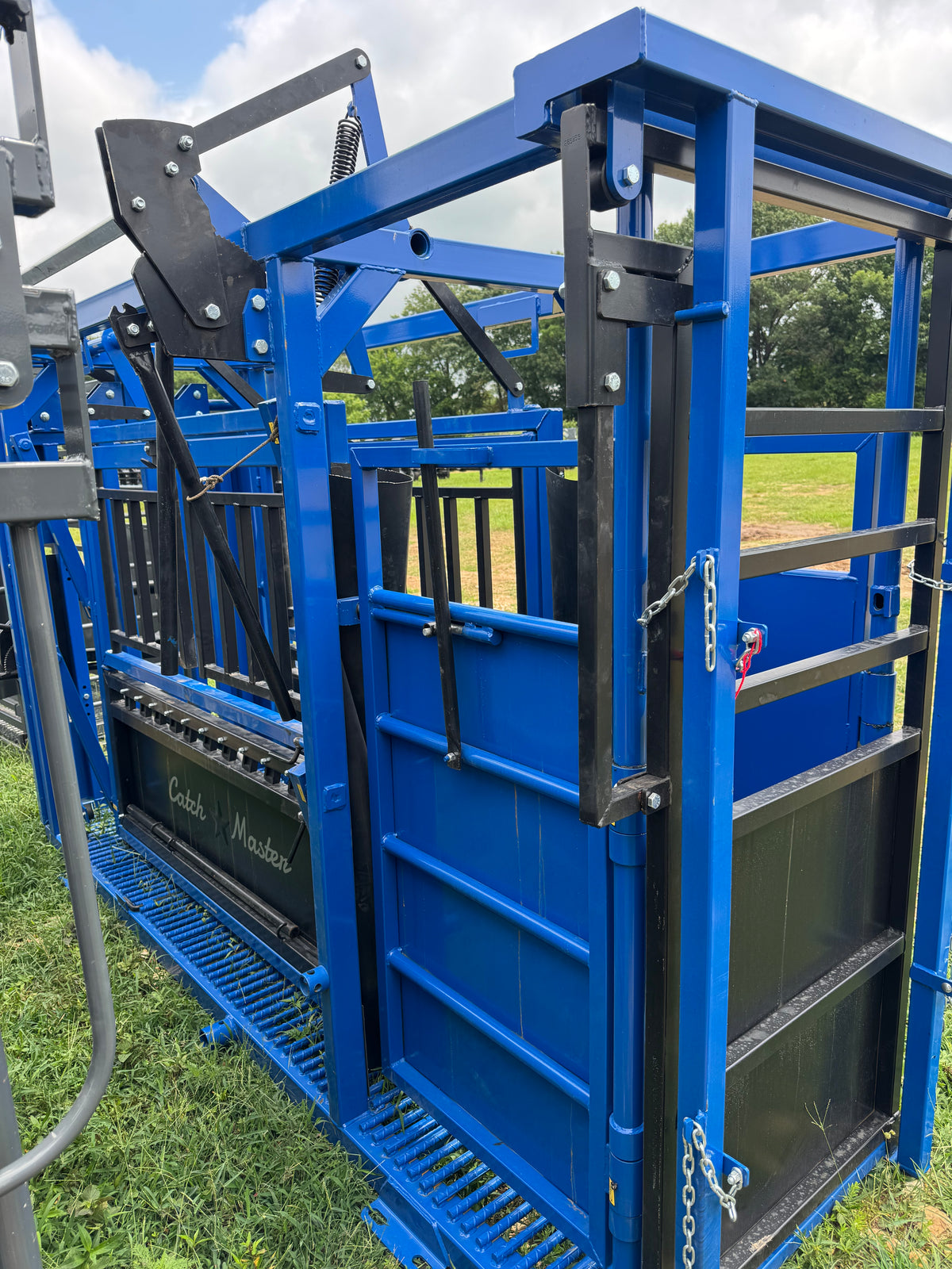 CatchMaster - M2150 Manual Squeeze Chute (Rebar Floor)