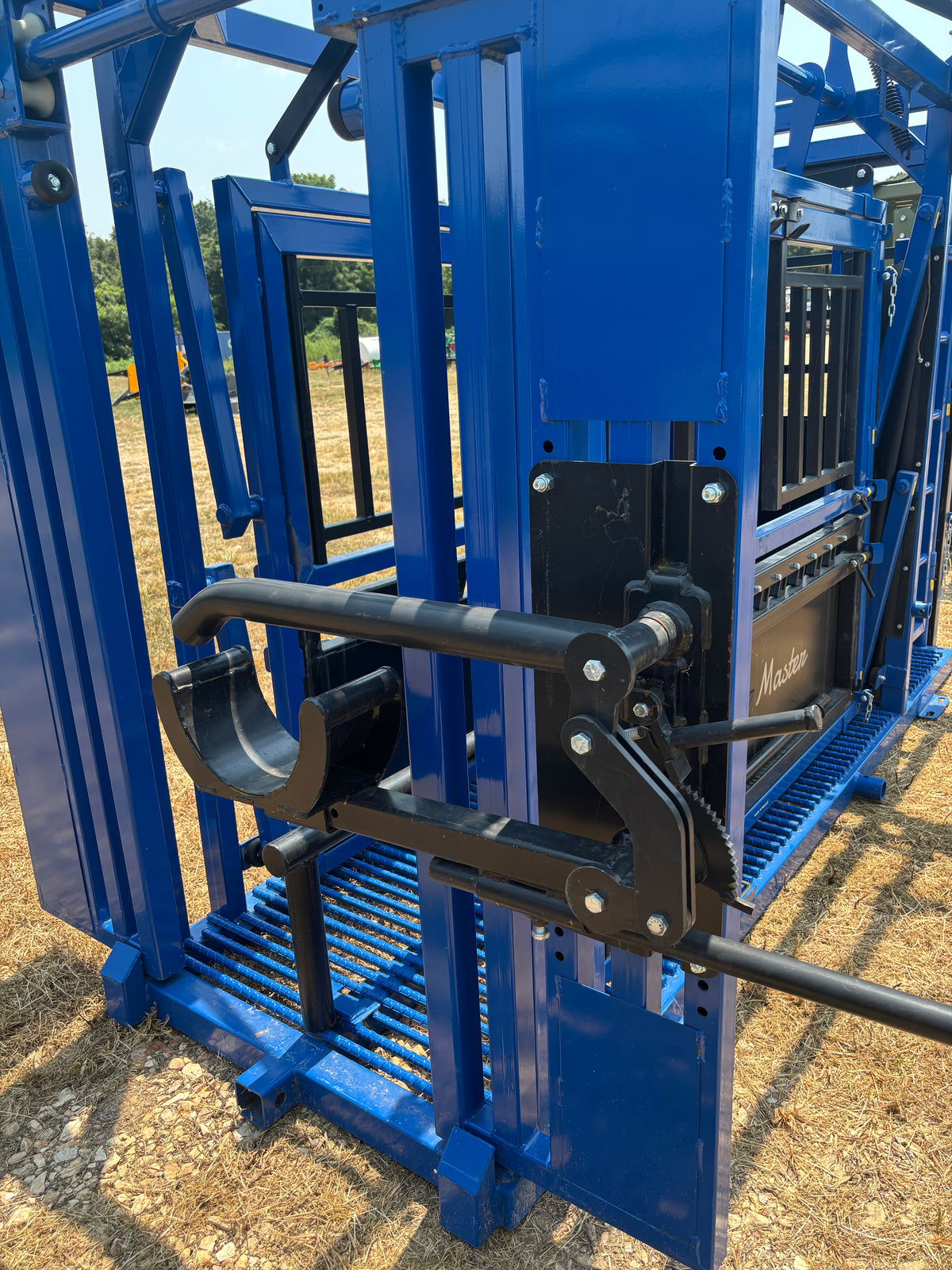 CatchMaster - M2150 Manual Squeeze Chute (Rebar Floor)