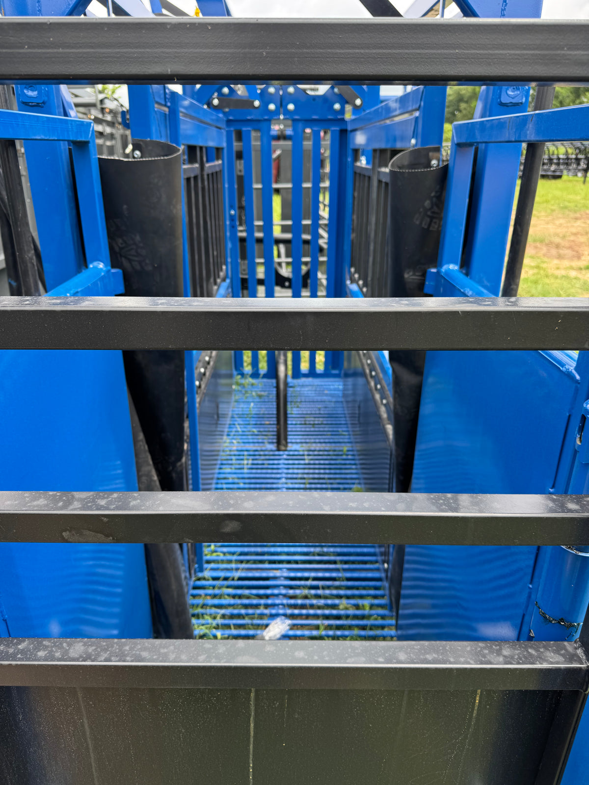 CatchMaster - M2150 Manual Squeeze Chute (Rebar Floor)