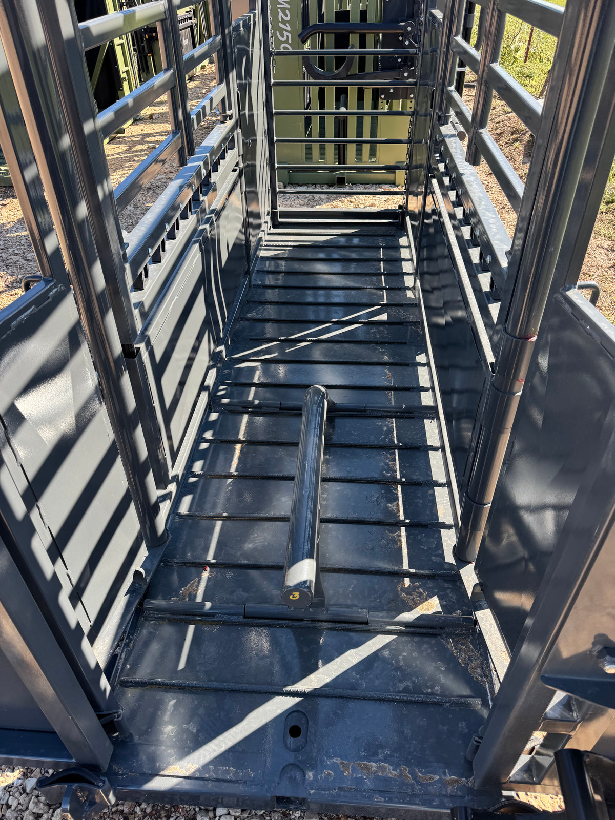 StockPro - M1200 Manual Squeeze Chute (Solid Floor)