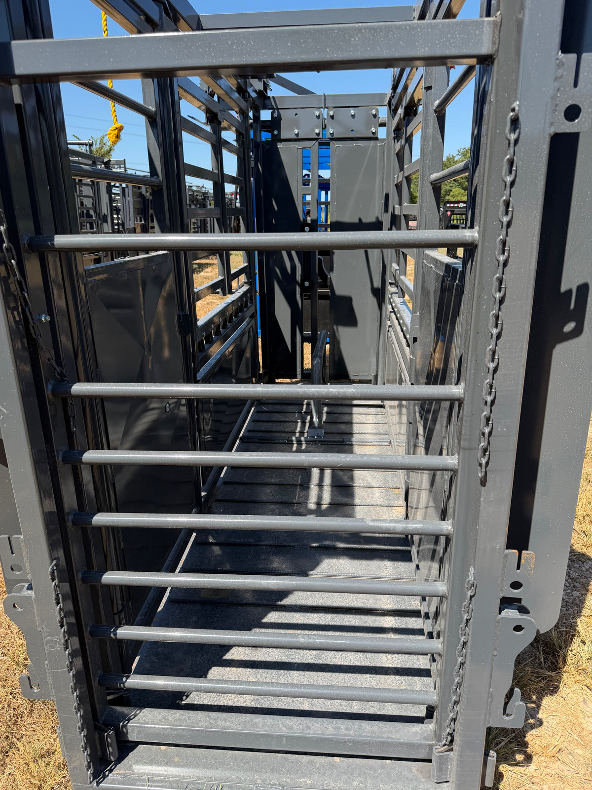 StockPro - M1200 Manual Squeeze Chute (Solid Floor)