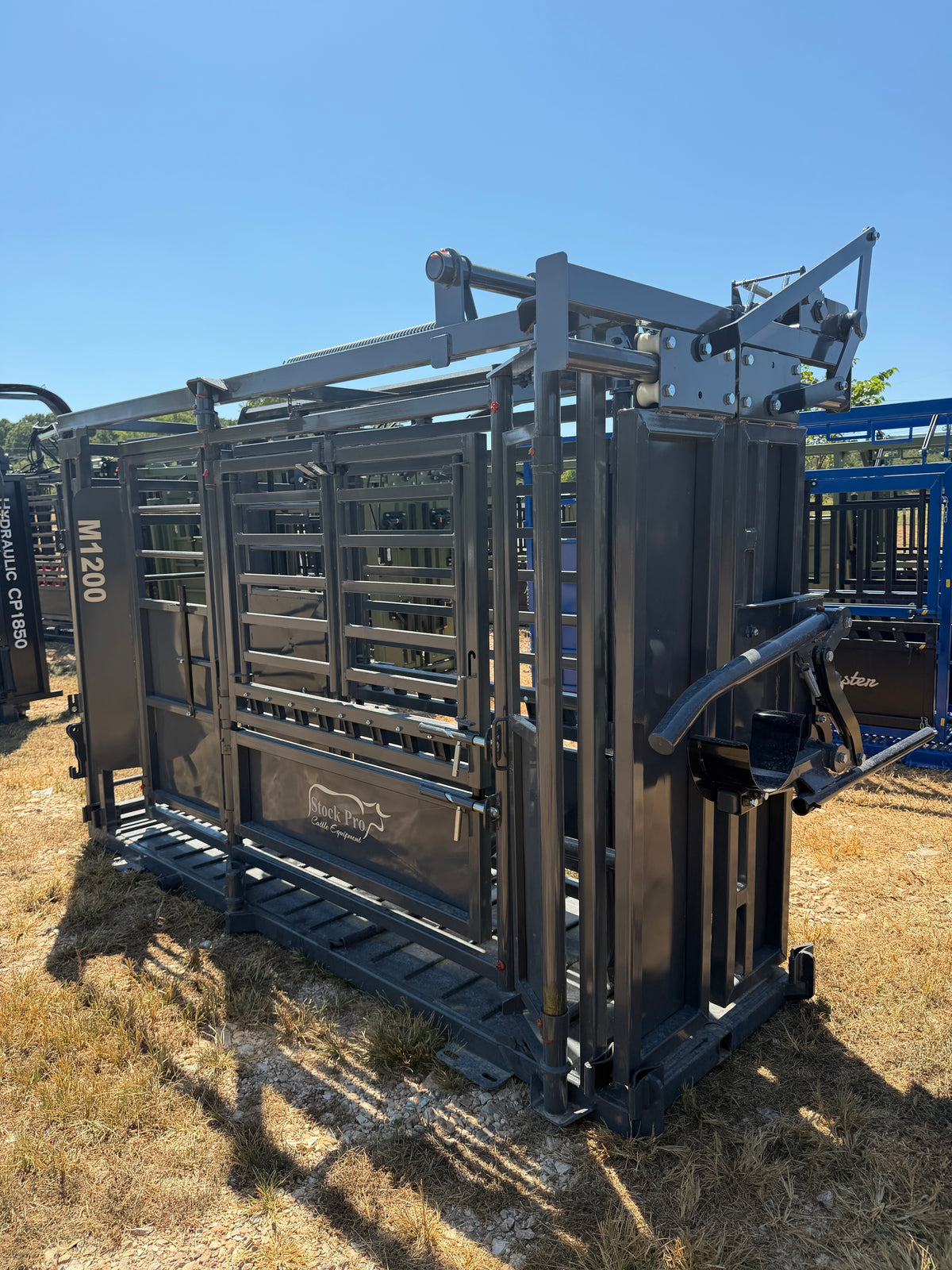 StockPro - M1200 Manual Squeeze Chute (Solid Floor)