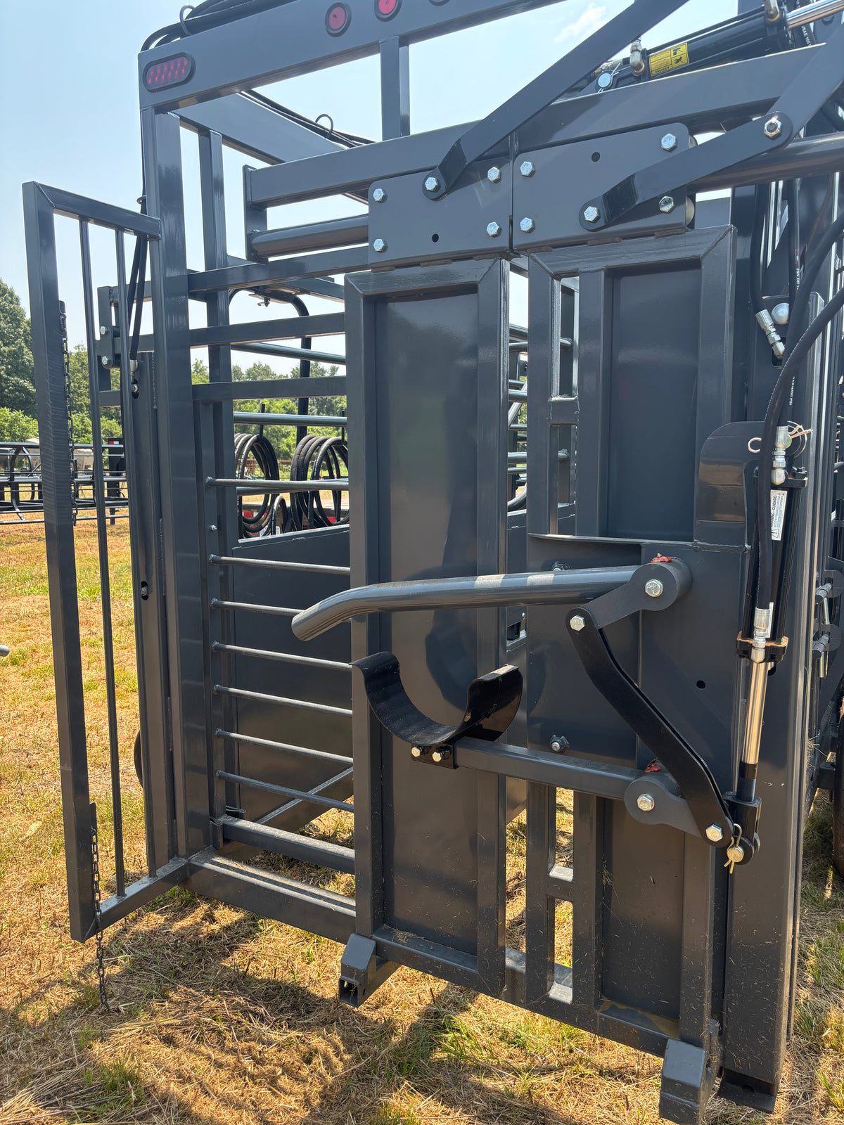 StockPro H-150 Portable Coral + Built-In Hydraulic Squeeze Chute