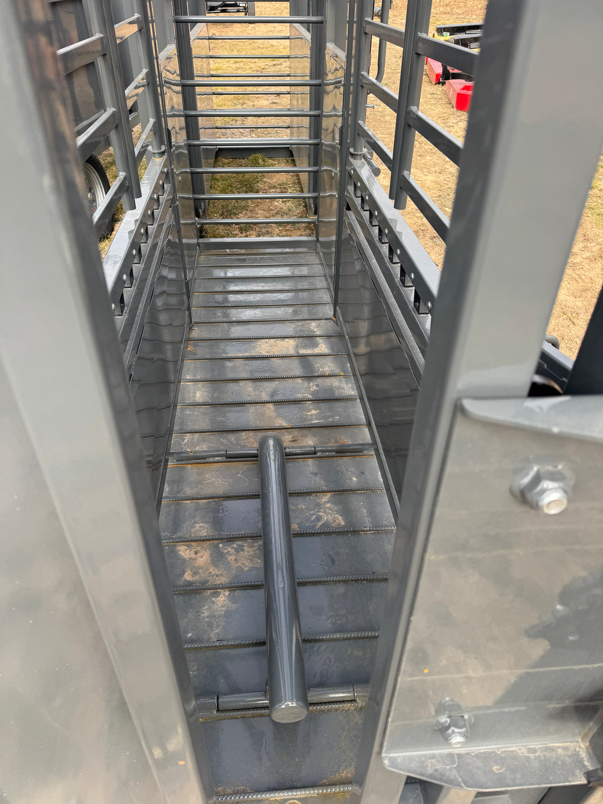 StockPro - M1200 Manual Squeeze Chute (Solid Floor)