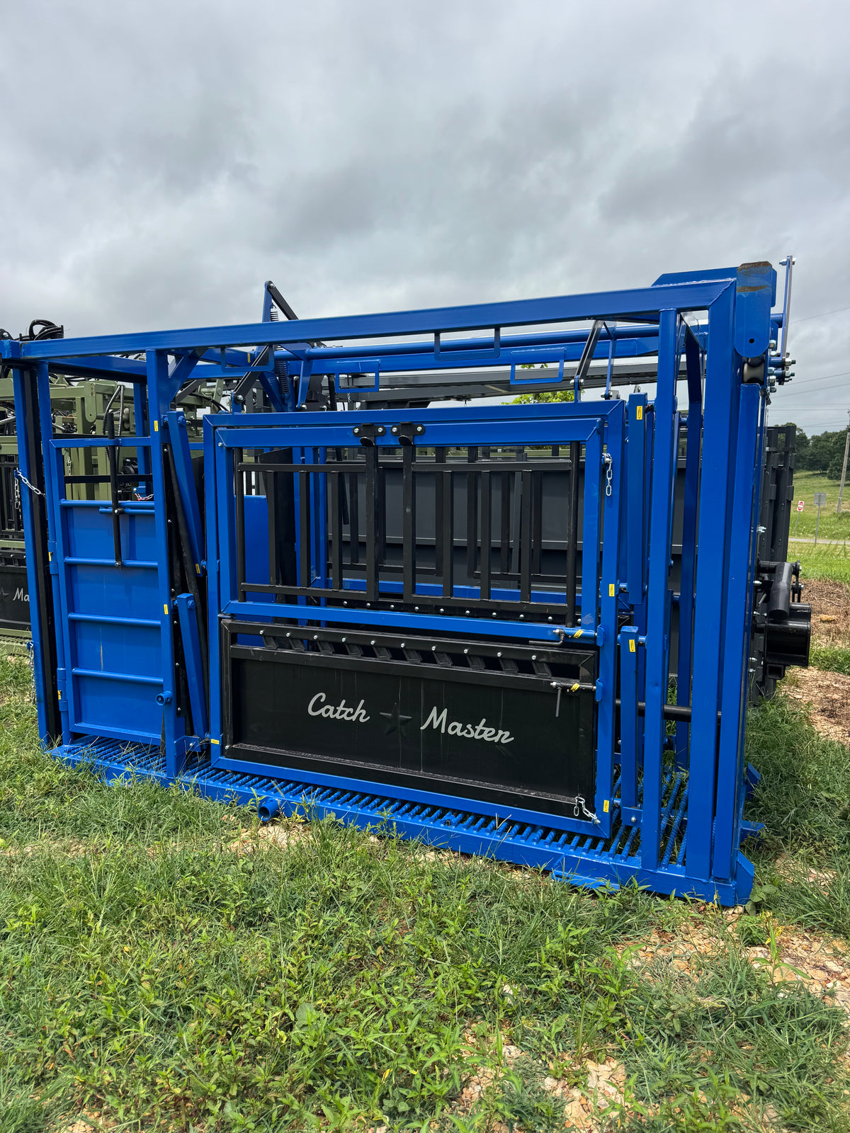 CatchMaster - M2150 Manual Squeeze Chute (Rebar Floor)