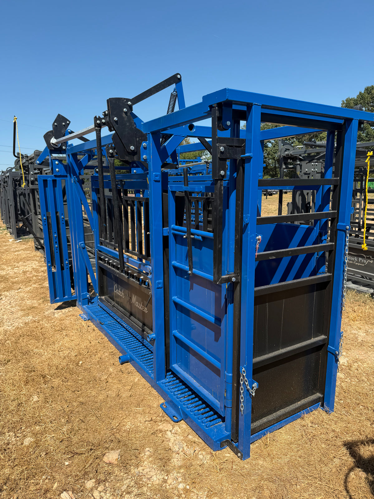 CatchMaster - M2150 Manual Squeeze Chute (Rebar Floor)