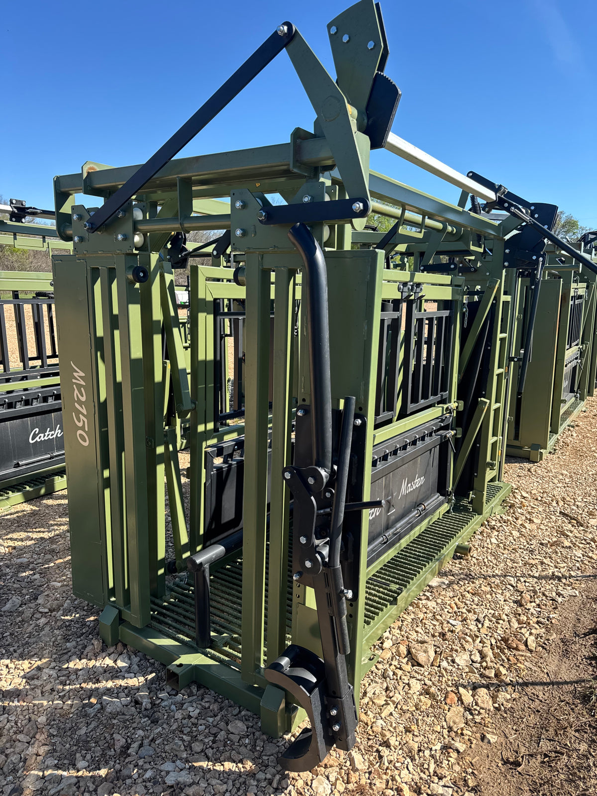 CatchMaster - M2150 Manual Squeeze Chute (Rebar Floor)