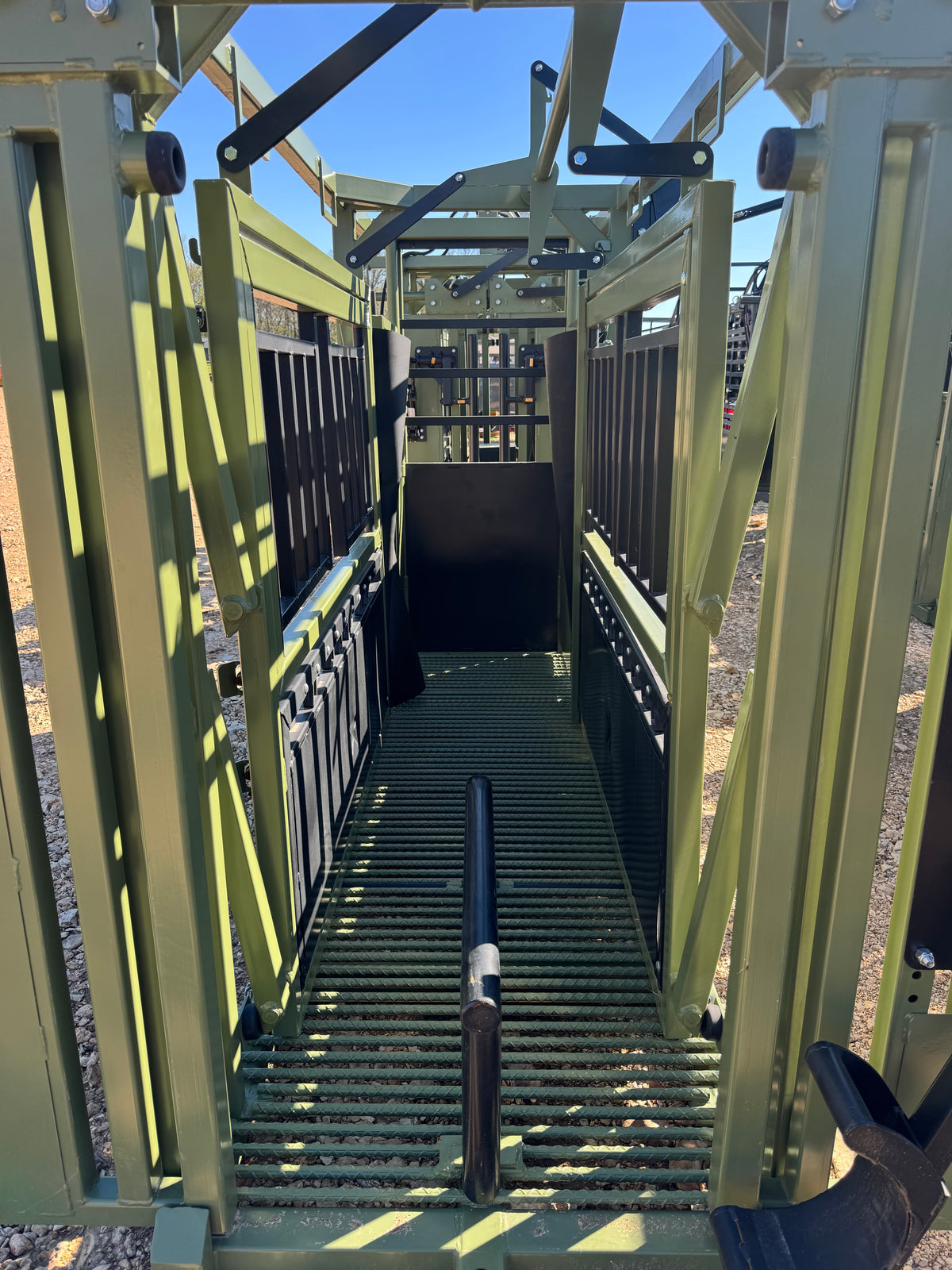 CatchMaster - M2150 Manual Squeeze Chute (Rebar Floor)