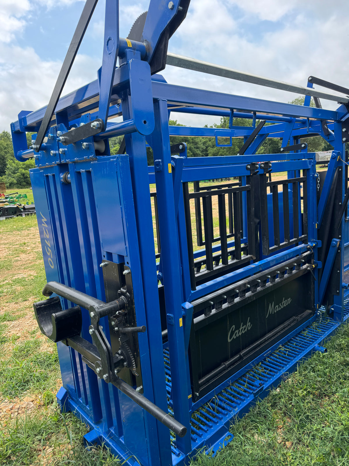 CatchMaster - M2150 Manual Squeeze Chute (Rebar Floor)