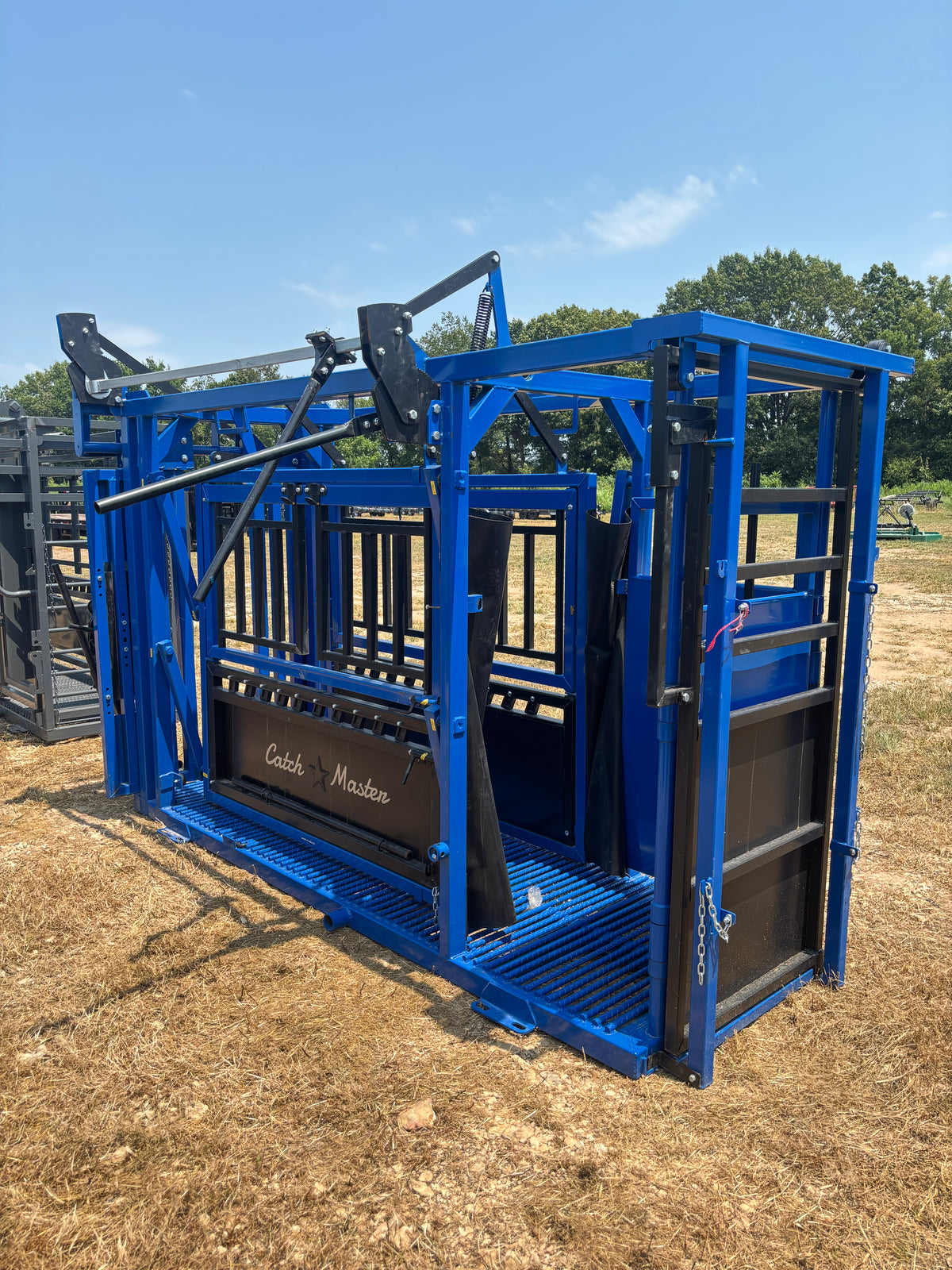 CatchMaster - M2150 Manual Squeeze Chute (Rebar Floor)