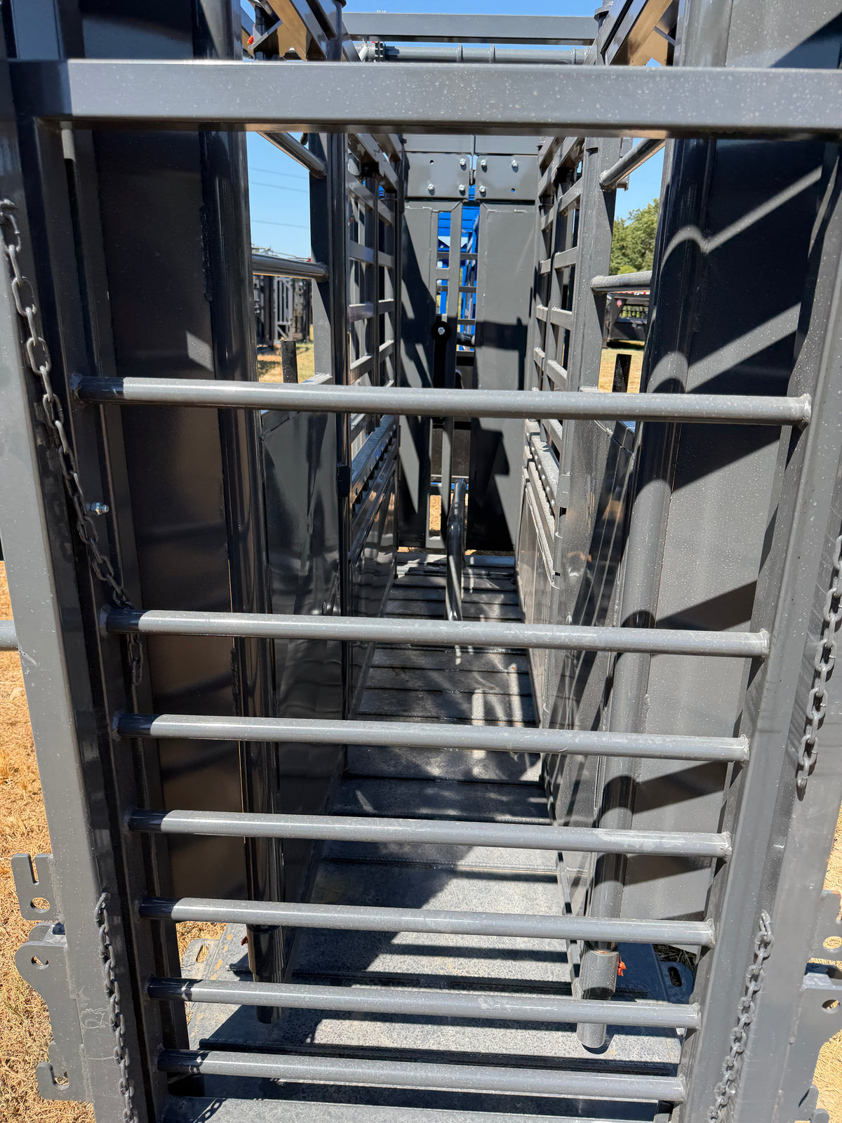 StockPro - M1200 Manual Squeeze Chute (Solid Floor)