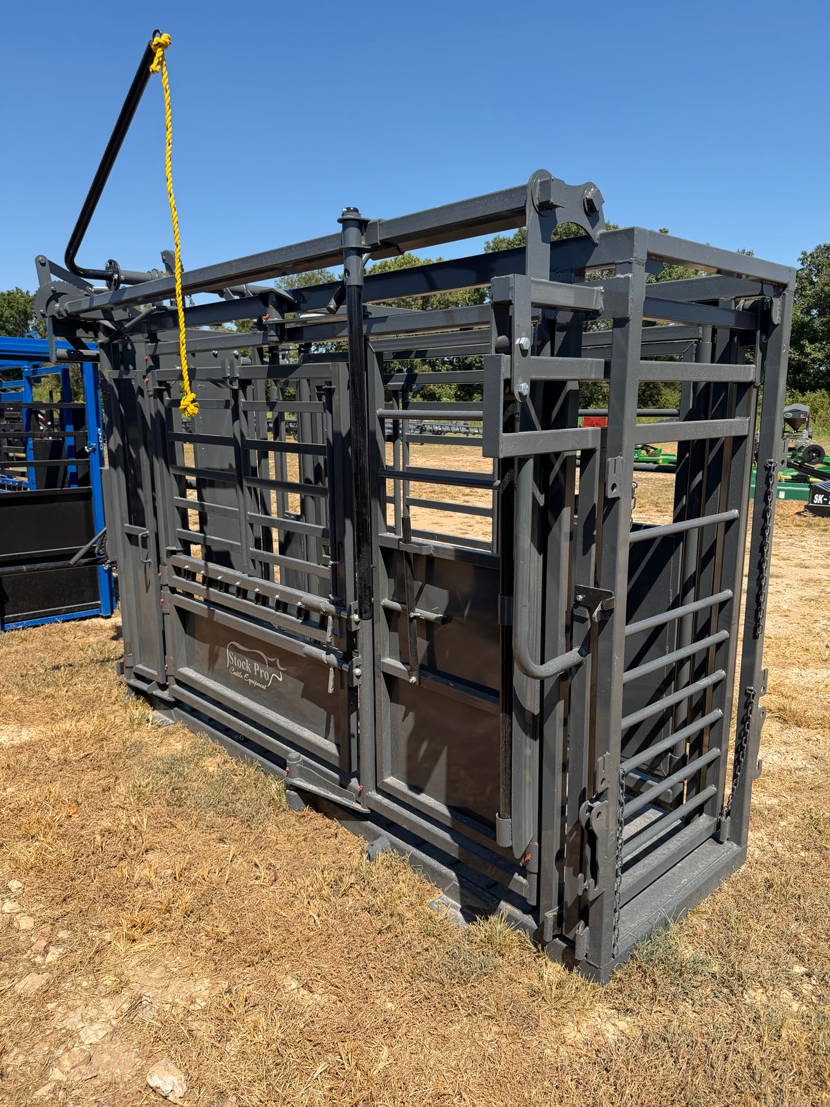 StockPro - M1200 Manual Squeeze Chute (Solid Floor)