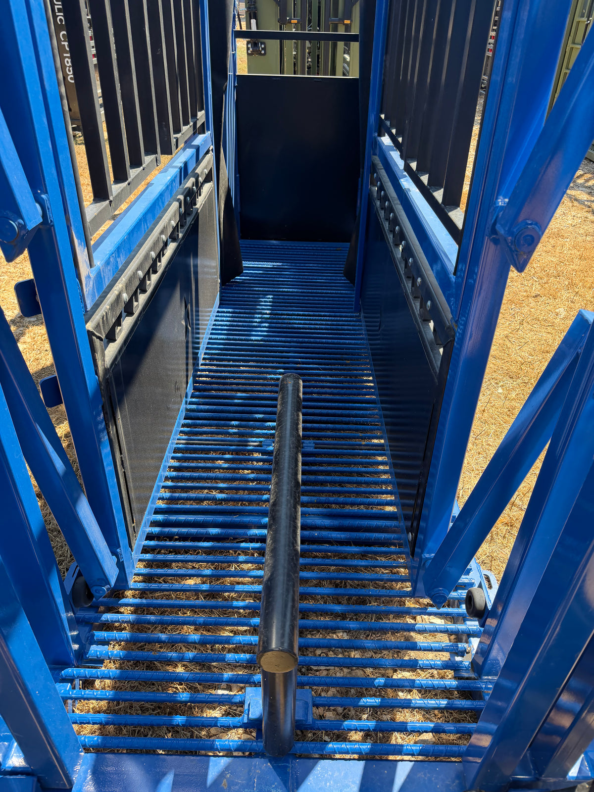 CatchMaster - M2150 Manual Squeeze Chute (Rebar Floor)