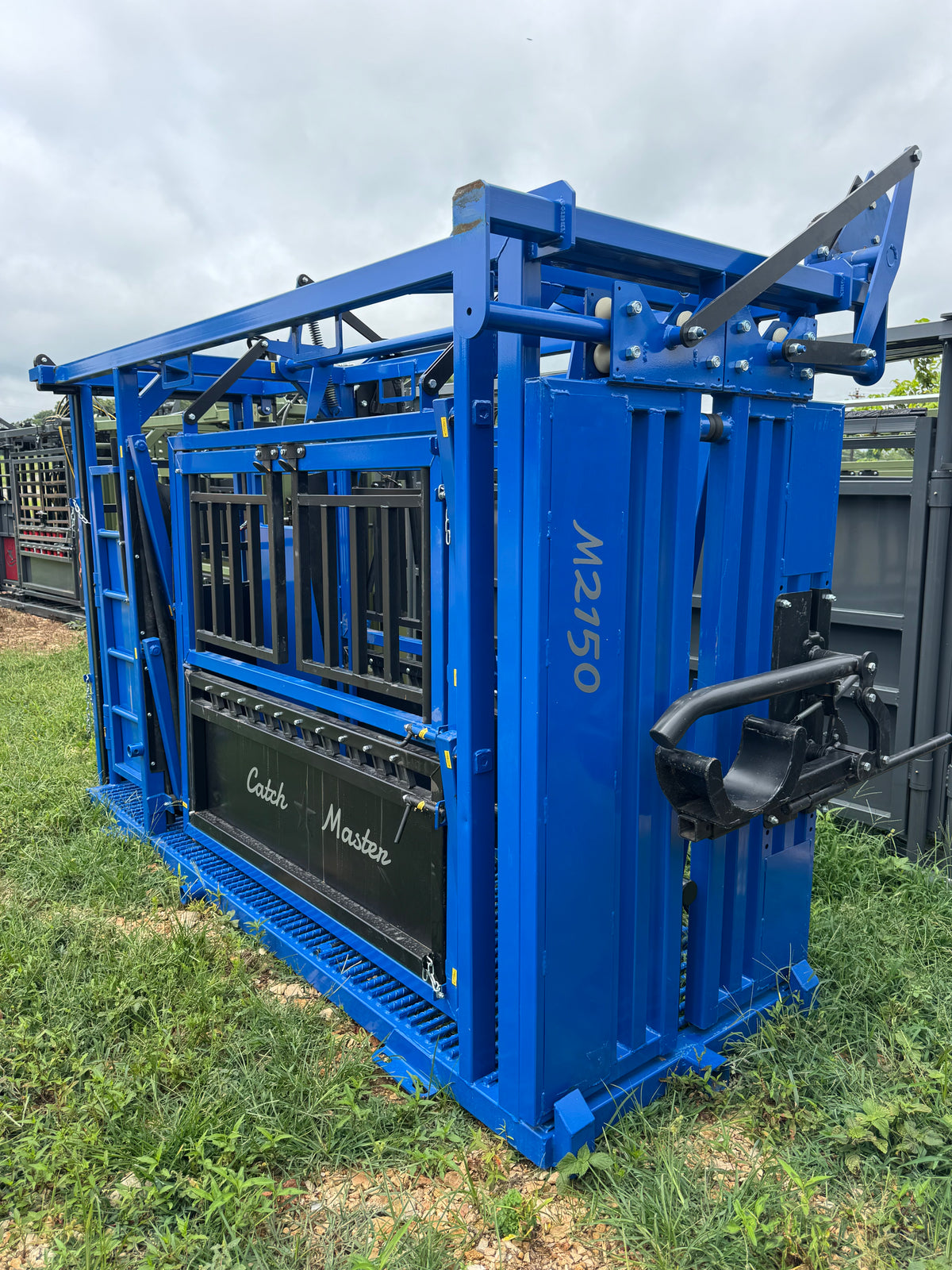 CatchMaster - M2150 Manual Squeeze Chute (Rebar Floor)