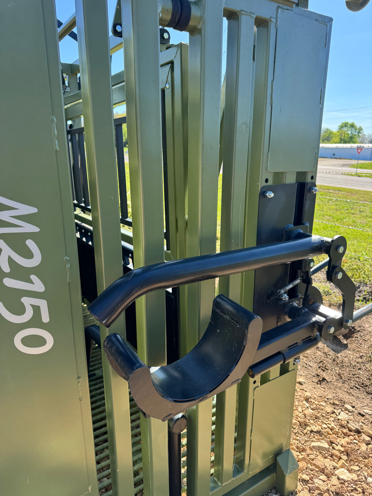 CatchMaster - M2150 Manual Squeeze Chute (Rebar Floor)