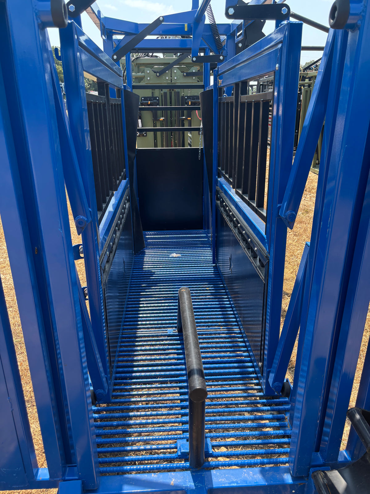 CatchMaster - M2150 Manual Squeeze Chute (Rebar Floor)