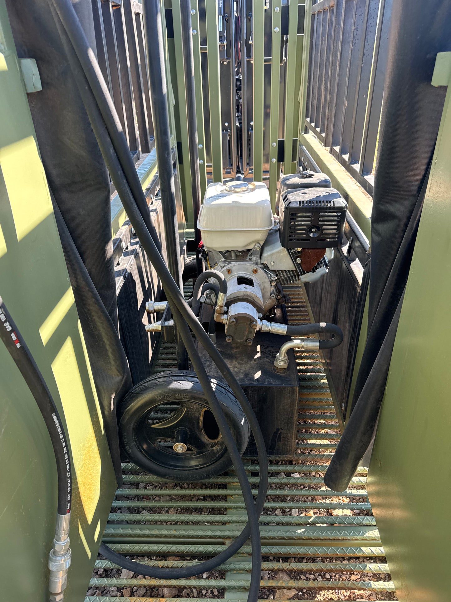 CatchMaster Hydraulic Squeeze Chute
