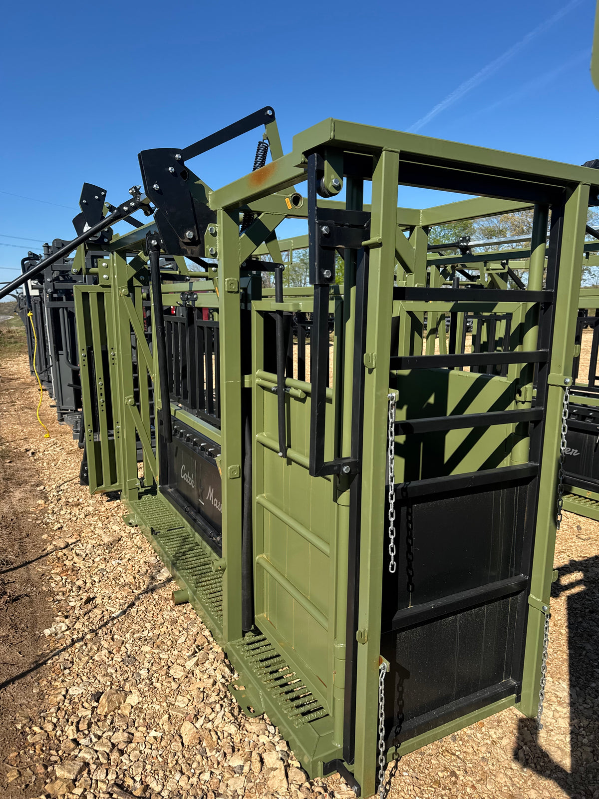 CatchMaster - M2150 Manual Squeeze Chute (Rebar Floor)