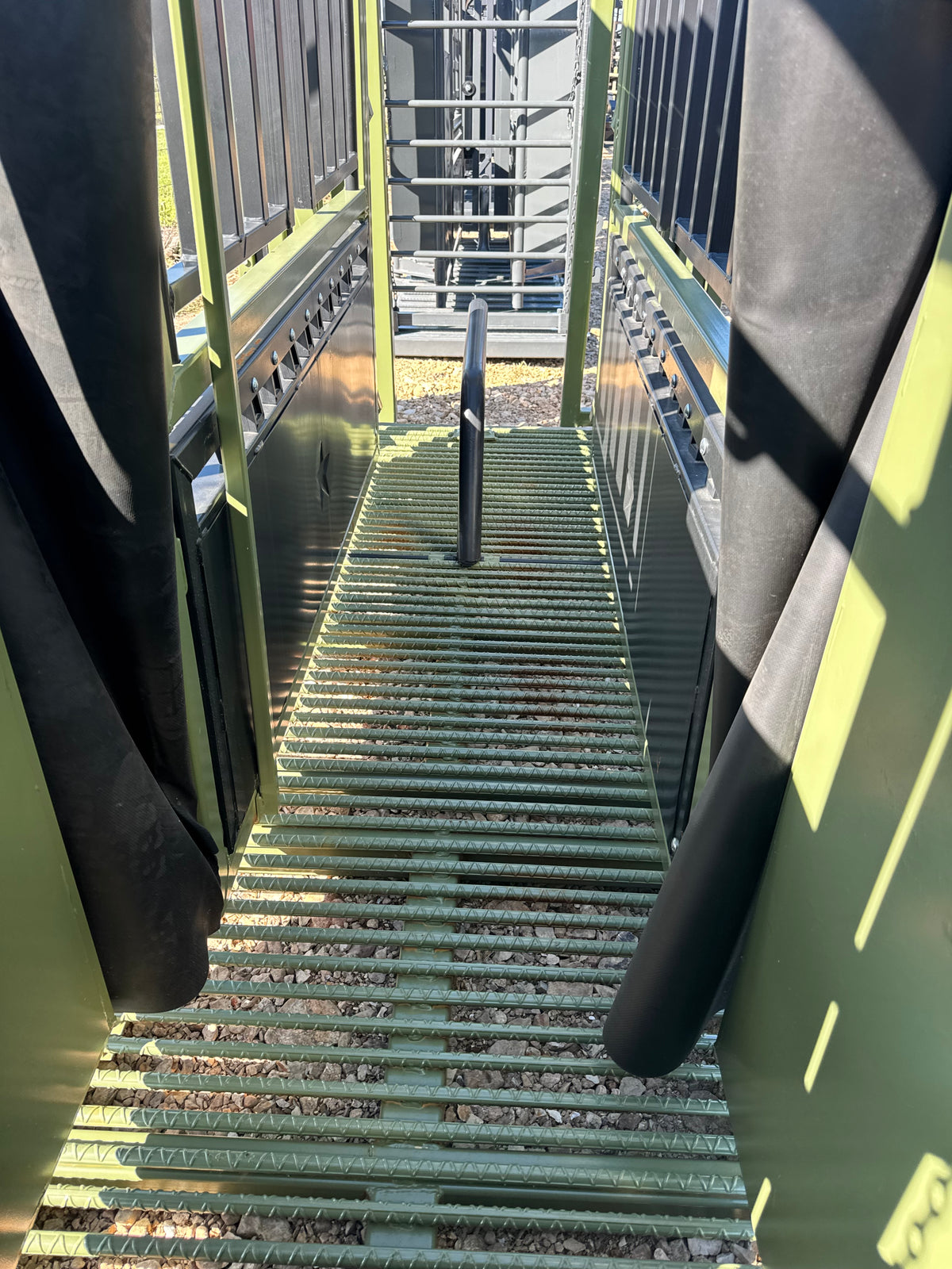 CatchMaster - M2150 Manual Squeeze Chute (Rebar Floor)