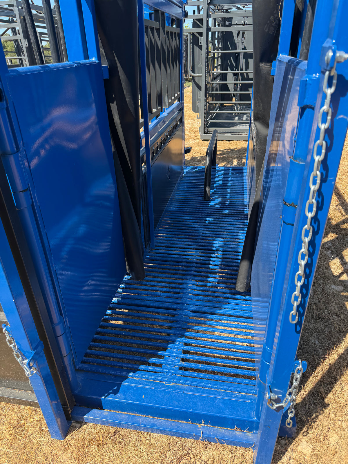 CatchMaster - M2150 Manual Squeeze Chute (Rebar Floor)