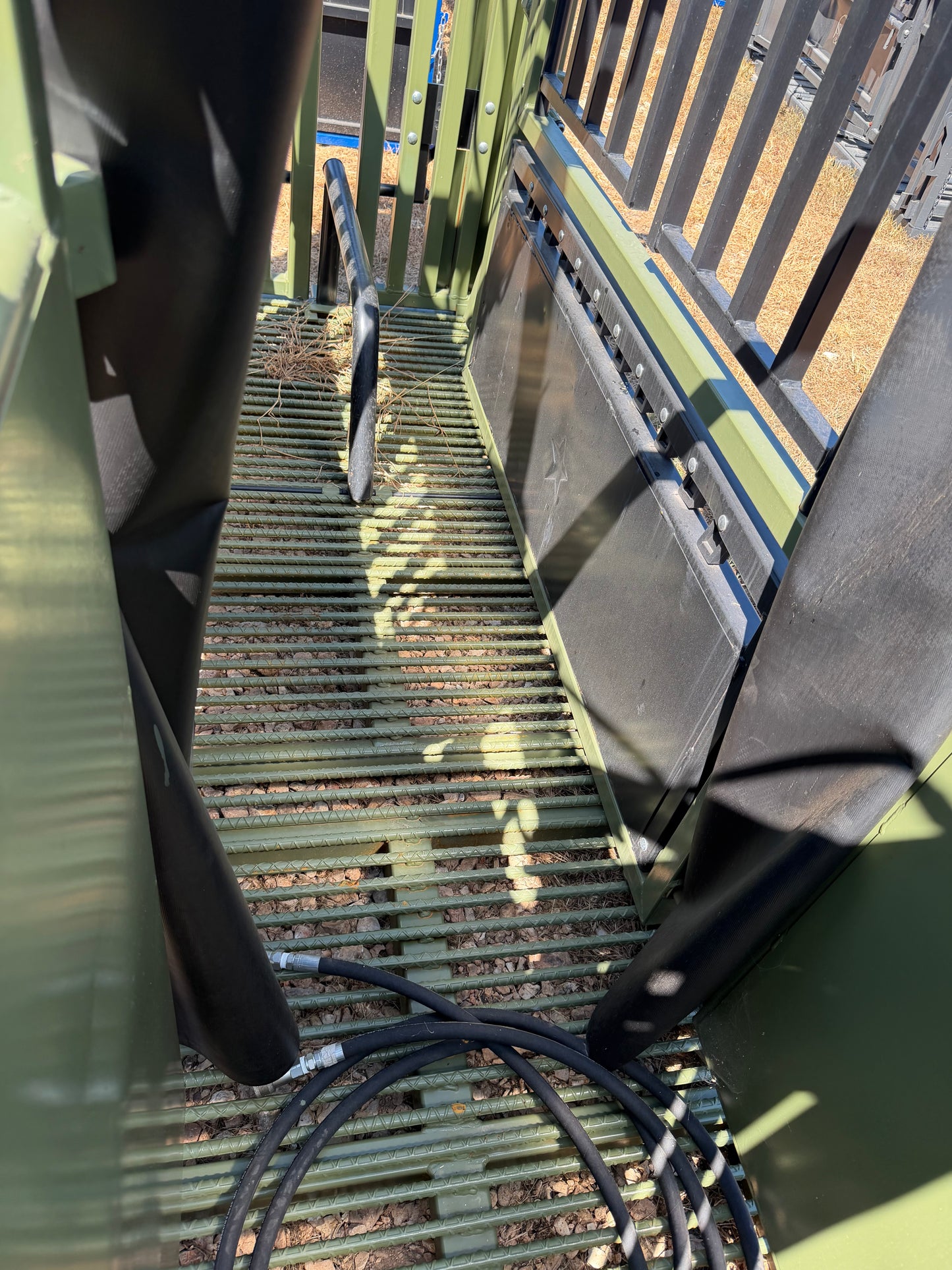 CatchMaster Hydraulic Squeeze Chute