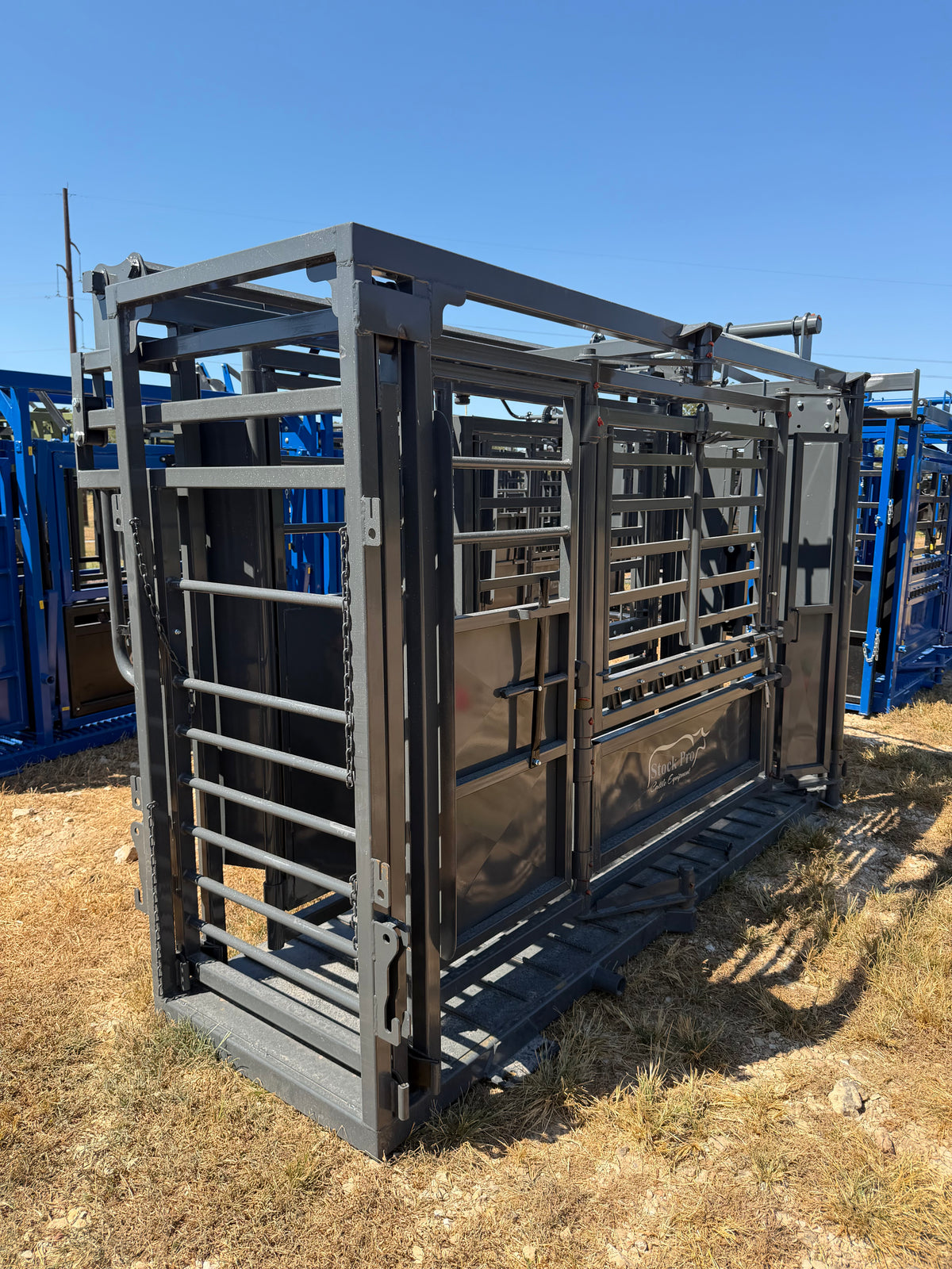 StockPro - M1200 Manual Squeeze Chute (Solid Floor)