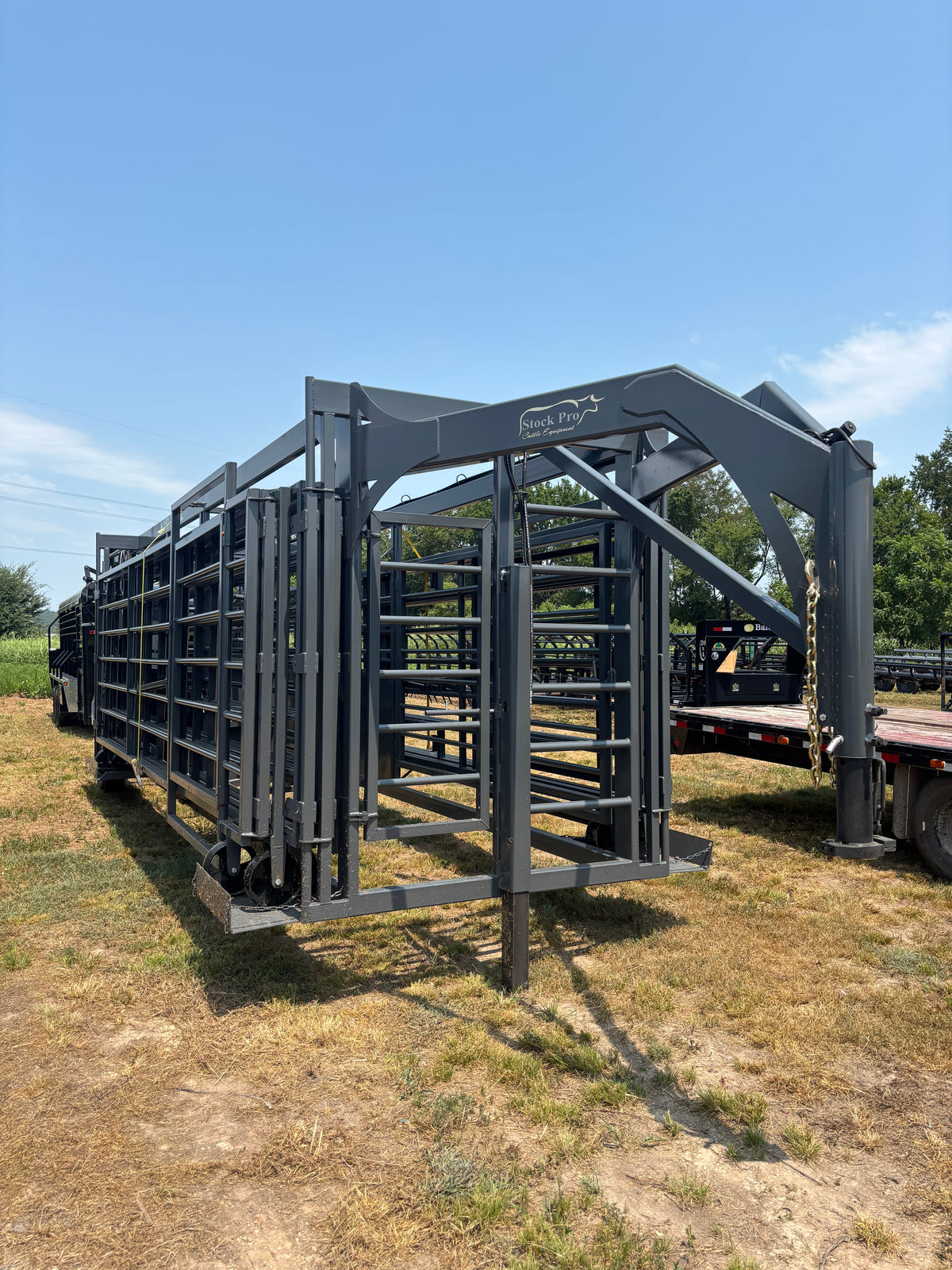 StockPro H-150 Portable Coral + Built-In Hydraulic Squeeze Chute