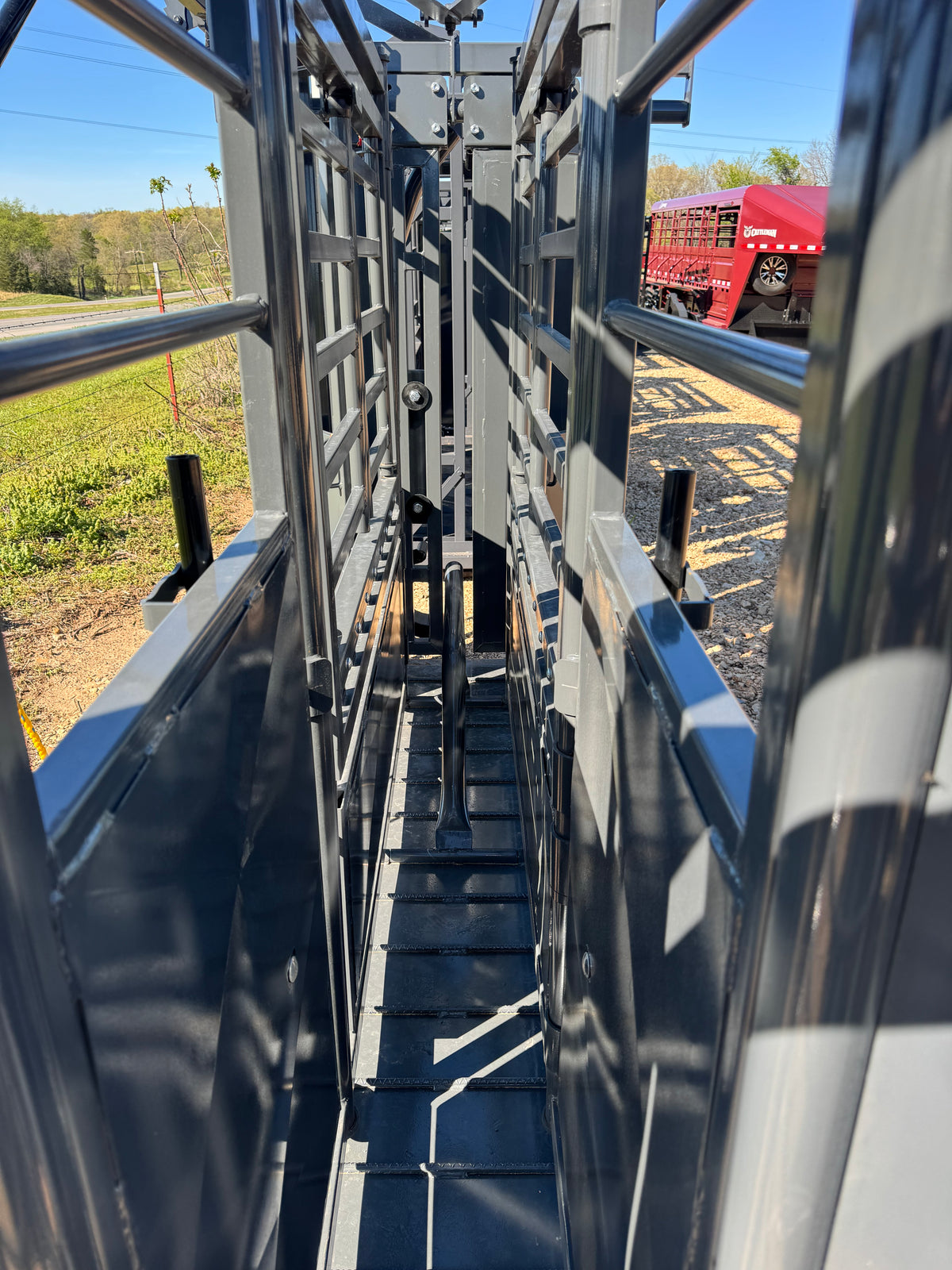 StockPro - M1200 Manual Squeeze Chute (Solid Floor)