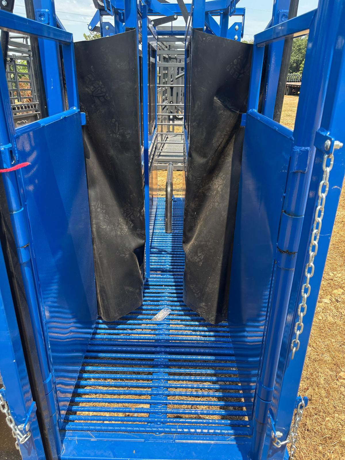 CatchMaster - M2150 Manual Squeeze Chute (Rebar Floor)