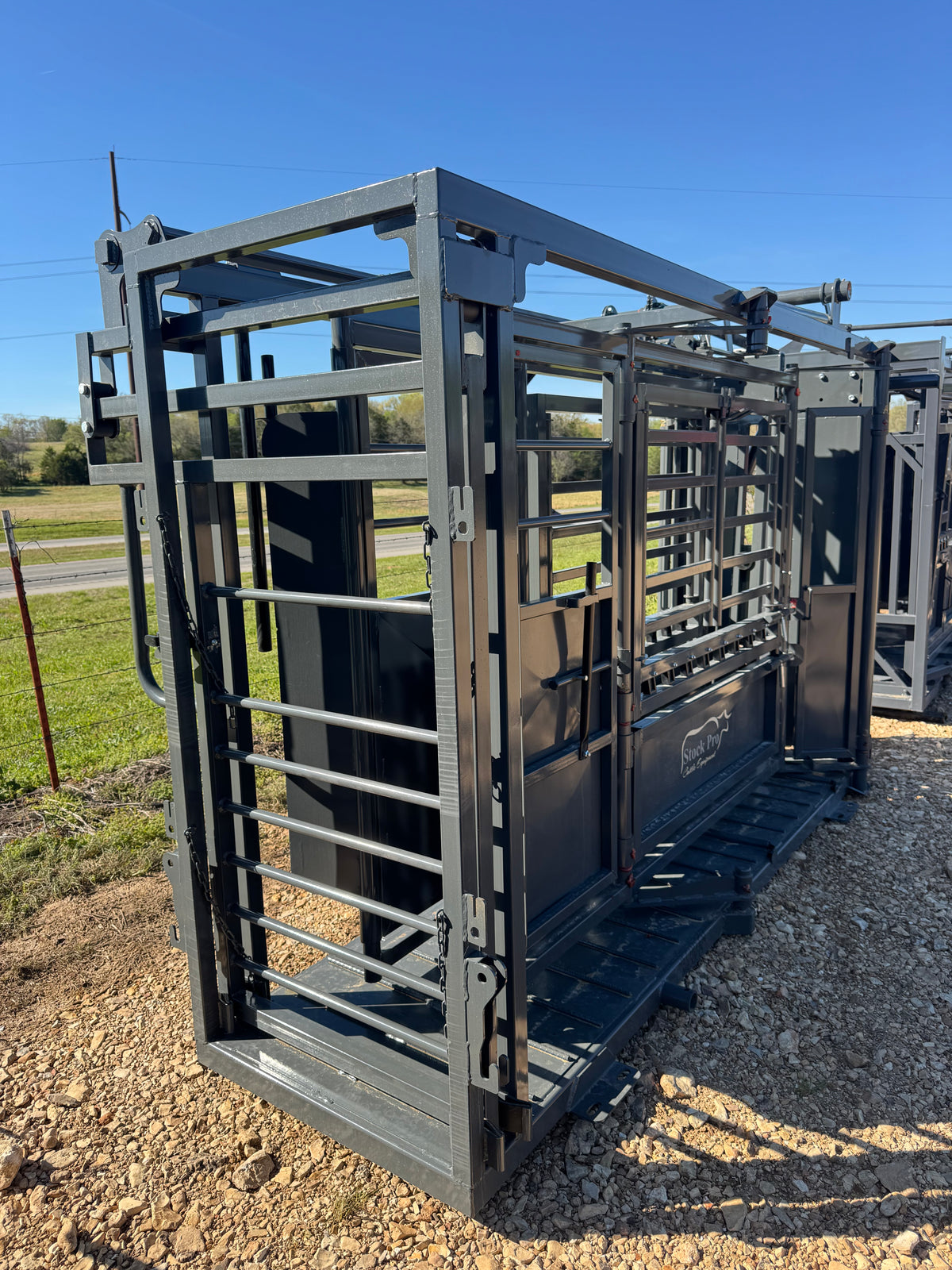 StockPro - M1200 Manual Squeeze Chute (Solid Floor)