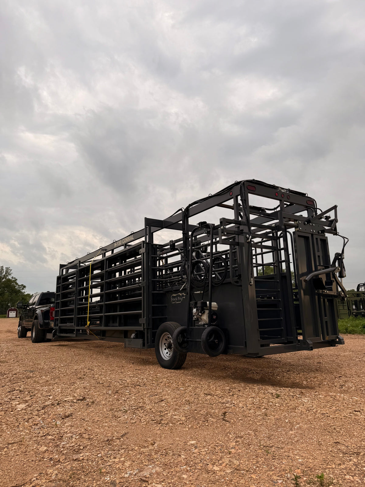 StockPro H-150 Portable Coral + Built-In Hydraulic Squeeze Chute