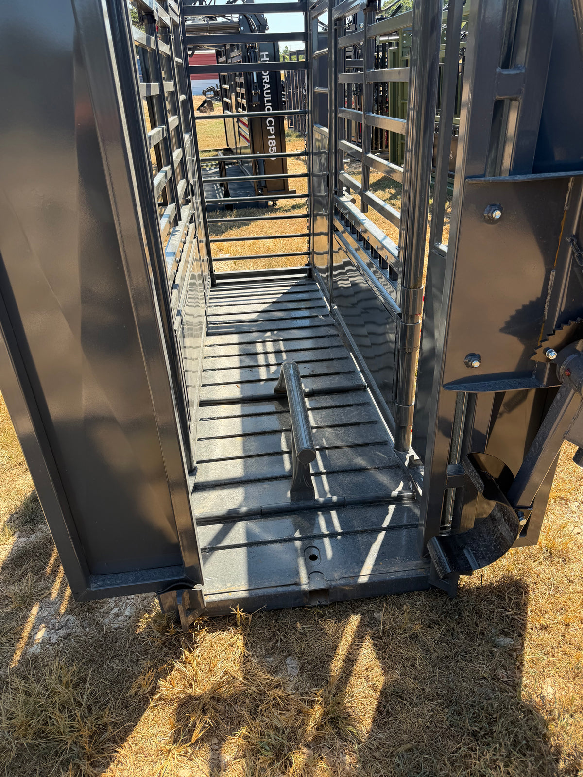 StockPro - M1200 Manual Squeeze Chute (Solid Floor)