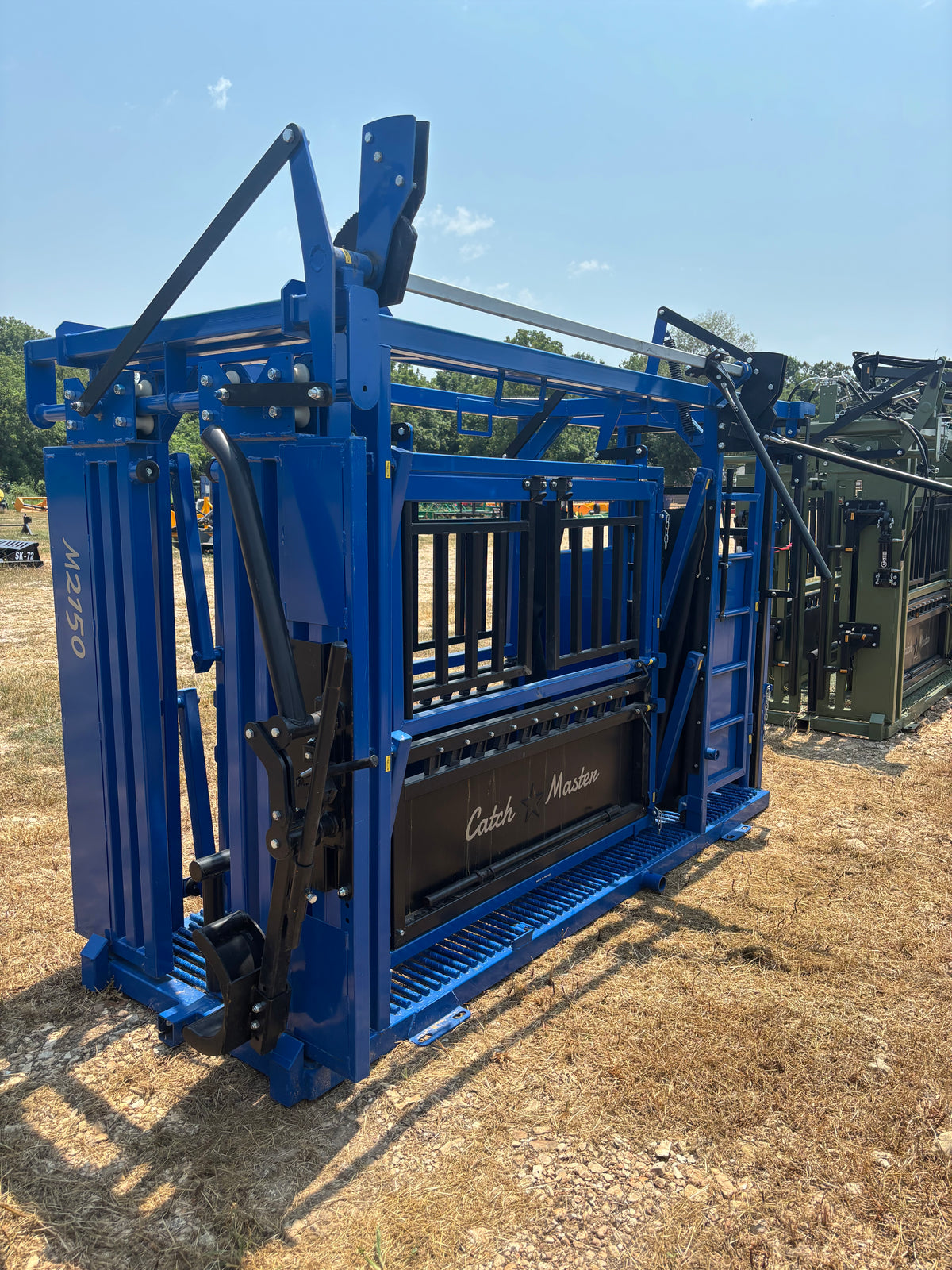 CatchMaster - M2150 Manual Squeeze Chute (Rebar Floor)
