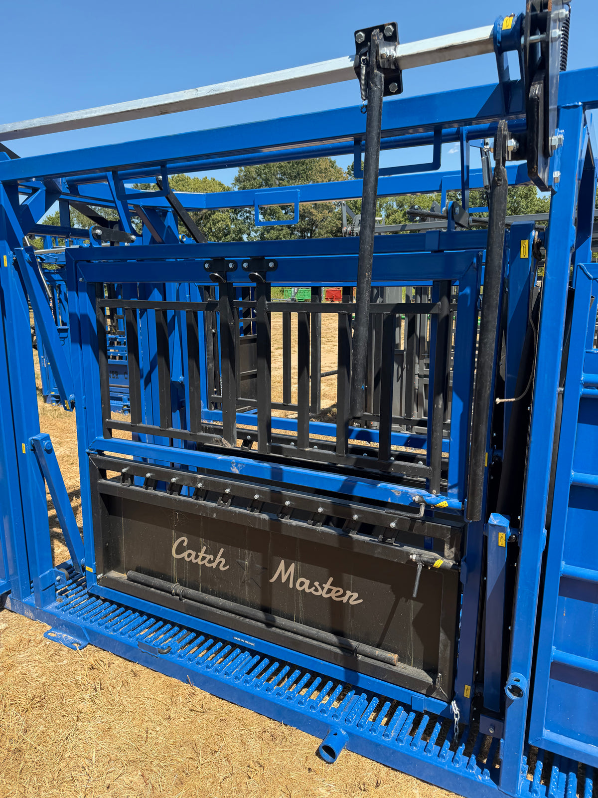 CatchMaster - M2150 Manual Squeeze Chute (Rebar Floor)