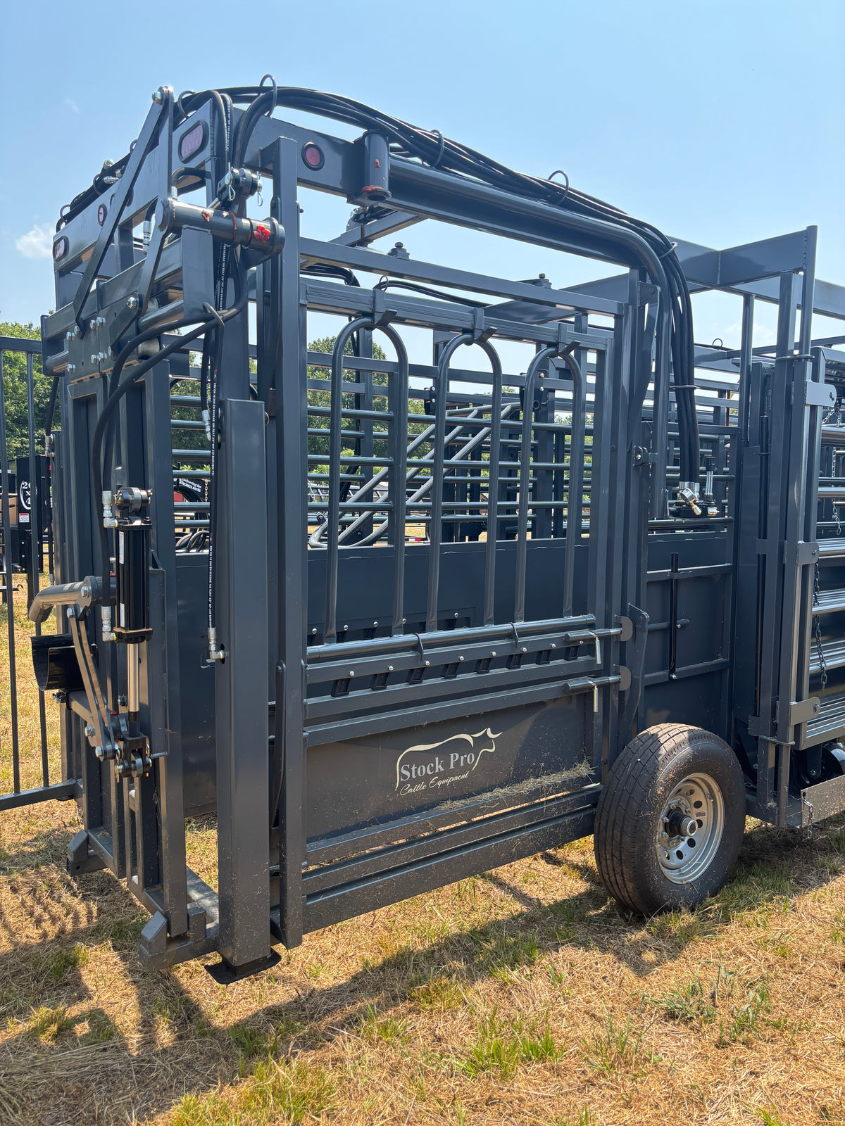 StockPro H-150 Portable Coral + Built-In Hydraulic Squeeze Chute