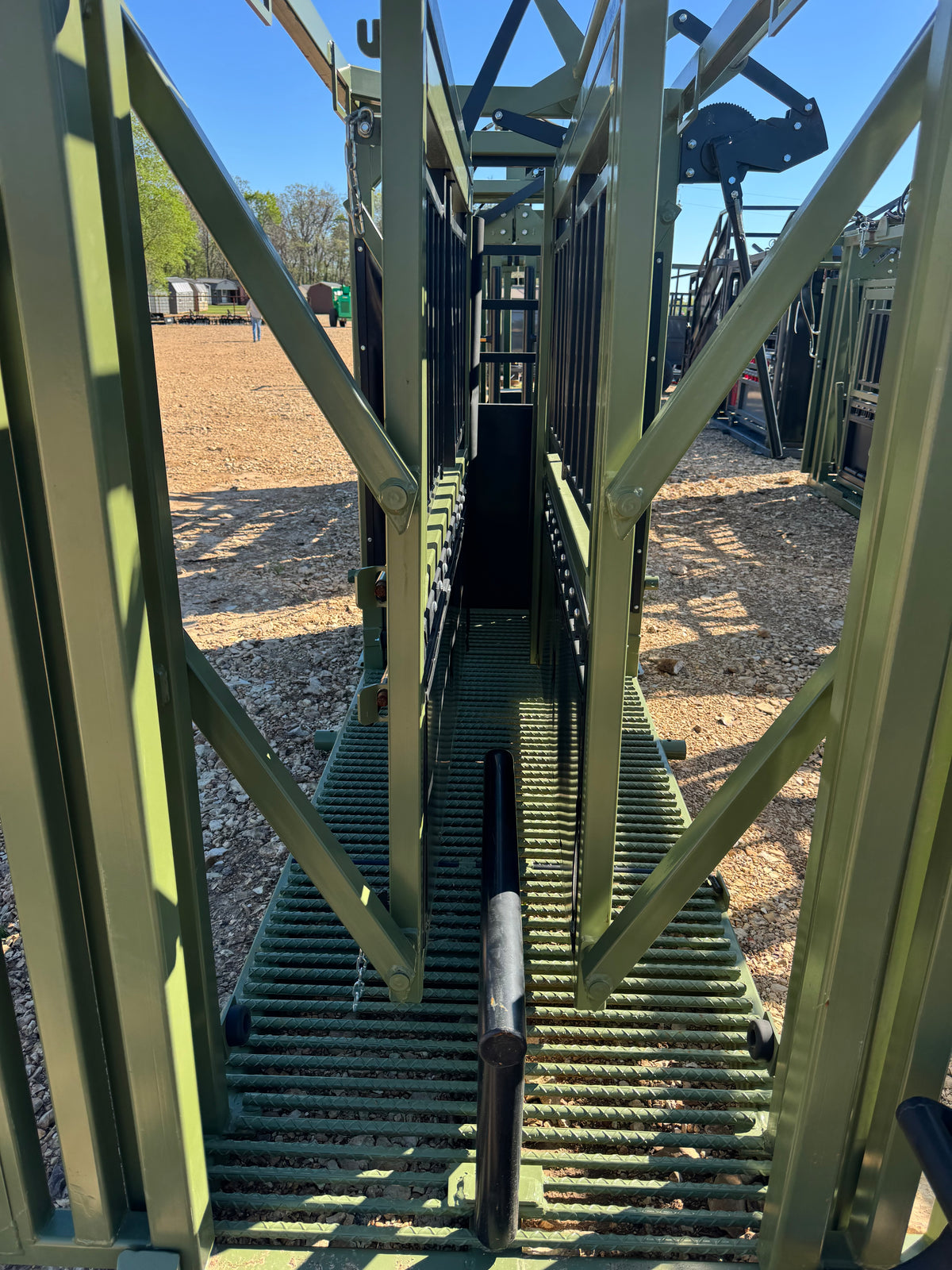 CatchMaster - M2150 Manual Squeeze Chute (Rebar Floor)